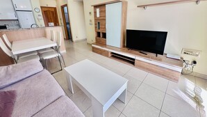 A modern living room with a flat-screen TV, a white coffee table, and a sofa. - A839 - A spacious apartment with garage, air conditioning and pool (Villajoyosa)