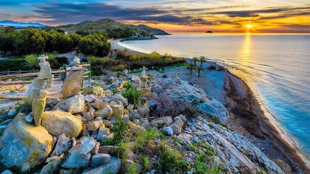 A coastal landscape with a sunset, rocky terrain, and a path leading to the beach. - A839 - A spacious apartment with garage, air conditioning and pool (Villajoyosa)