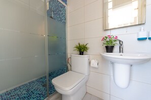 Douche, sĂšche-cheveux, serviettes fournies, savon