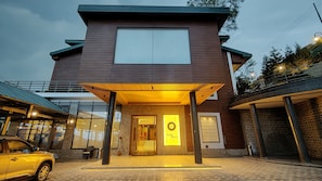 Fassade der Unterkunft – Abend/Nacht