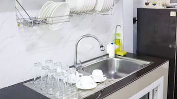 Refrigerador, horno, lavavajillas y tetera eléctrica