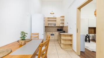 Deluxe Apartment | Private kitchen | Full-sized fridge, microwave, stovetop, cookware/dishes/utensils