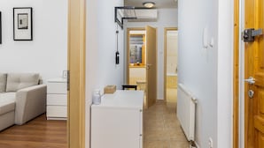 Un interior moderno con zona de cocina, mesa de comedor y sofá.