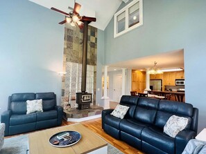 Living area - Fairway to Heaven at Lockwood Folly invites you to drive through old-growth Live Oaks (Supply)