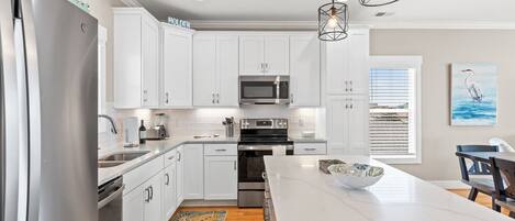 Een oven, een vaatwasser, een koffiezetapparaat/waterkoker