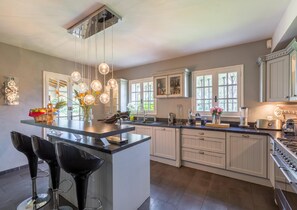 Micro-ondes, four, plaque de cuisson, lave-vaisselle