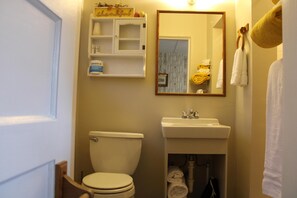 Room, 1 Queen Bed | Bathroom | Designer toiletries, towels, toilet paper - The Bonnie Inn Unit 1 (San Andreas)