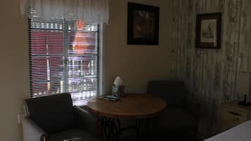Room, 1 Queen Bed | Interior