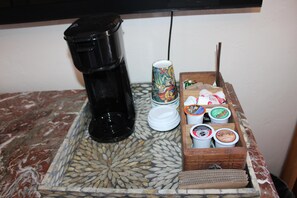 Kopi dan/atau alat penyeduh kopi