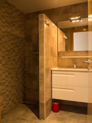 Suihku, hiustenkuivaaja, pyyhkeet