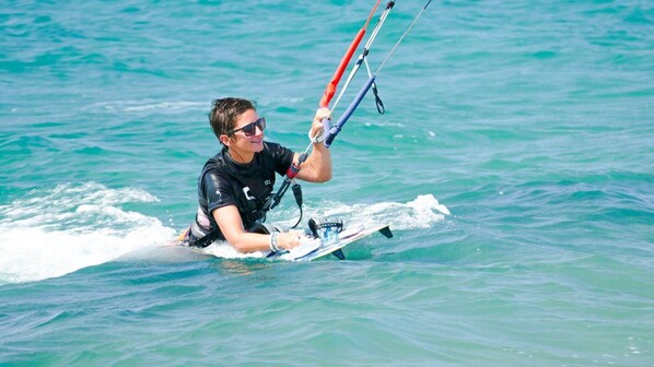 Una persona practicando windsurf en el océano.