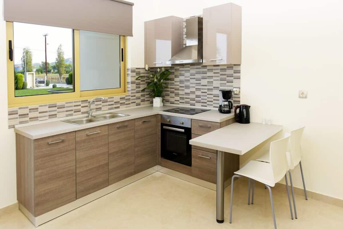 2 bedrooms, desk, blackout curtains, soundproofing