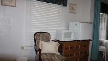 Living area | 32-inch TV with cable channels