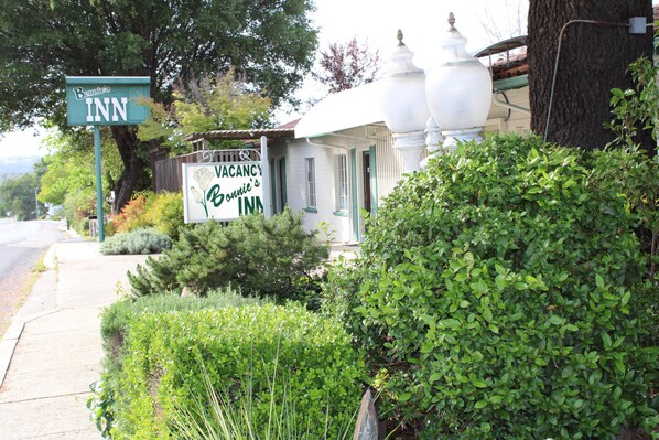 Property grounds - The Bonnie Inn Unit 2 (San Andreas)