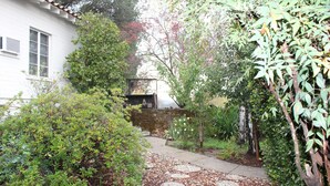 A garden pathway with stepping stones leading to a white building. - The Bonnie Inn Unit 2 (San Andreas)