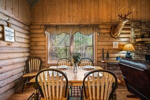 Dining - Secluded Gatlinburg cabin, great for a couples getaway or small family . Awesome Views  Hot Tub (Gatlinburg)