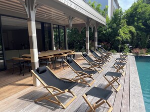 Een buitenzwembad en een verwarmd zwembad