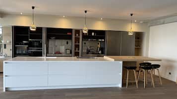 JÀÀkaappi, mikroaaltouuni, uuni, liesi