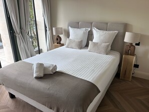 7 sovrum, skrivbord, strykjärn/strykbräda och resesäng