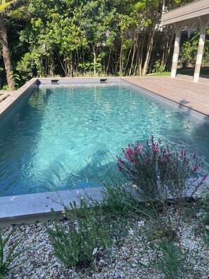 Piscina all'aperto, una piscina riscaldata