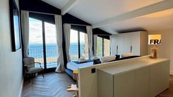 7 Schlafzimmer, Schreibtisch, Bügeleisen/Bügelbrett, Reisekinderbett