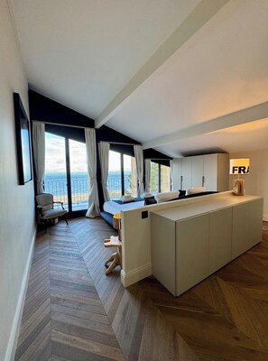 7 bedrooms, desk, iron/ironing board, travel cot