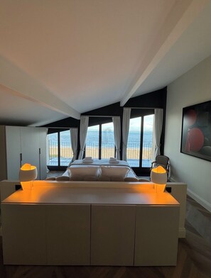 7 slaapkamers, een bureau, een strijkplank/strijkijzer, reisbedje