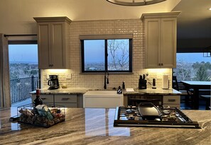 Chaise haute, tables à manger