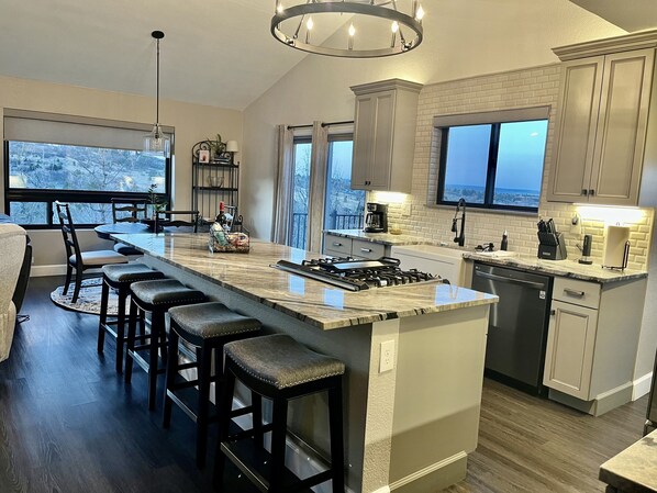 Chaise haute, tables à manger