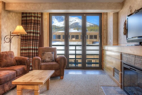 Summit View- Big Sky Shoshone Ski in/Out, Pool and Hot Tub
