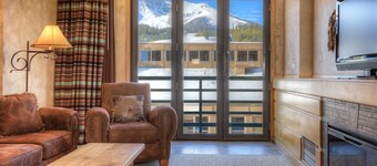 Summit View- Big Sky Shoshone Ski in/Out, Pool and Hot Tub
