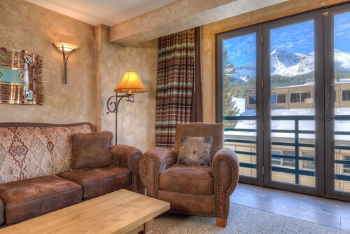 Summit View- Ski in/Out, Pool and Hot Tub!