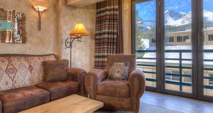 Summit View- Ski in/Out, Pool and Hot Tub!
