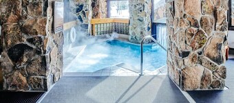 Summit View- Big Sky Shoshone Ski in/Out, Pool and Hot Tub