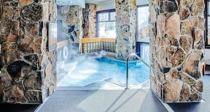 Summit View- Big Sky Shoshone Ski in/Out, Pool and Hot Tub