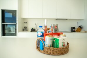 Jääkaappi, mikroaaltouuni, uuni, liesi