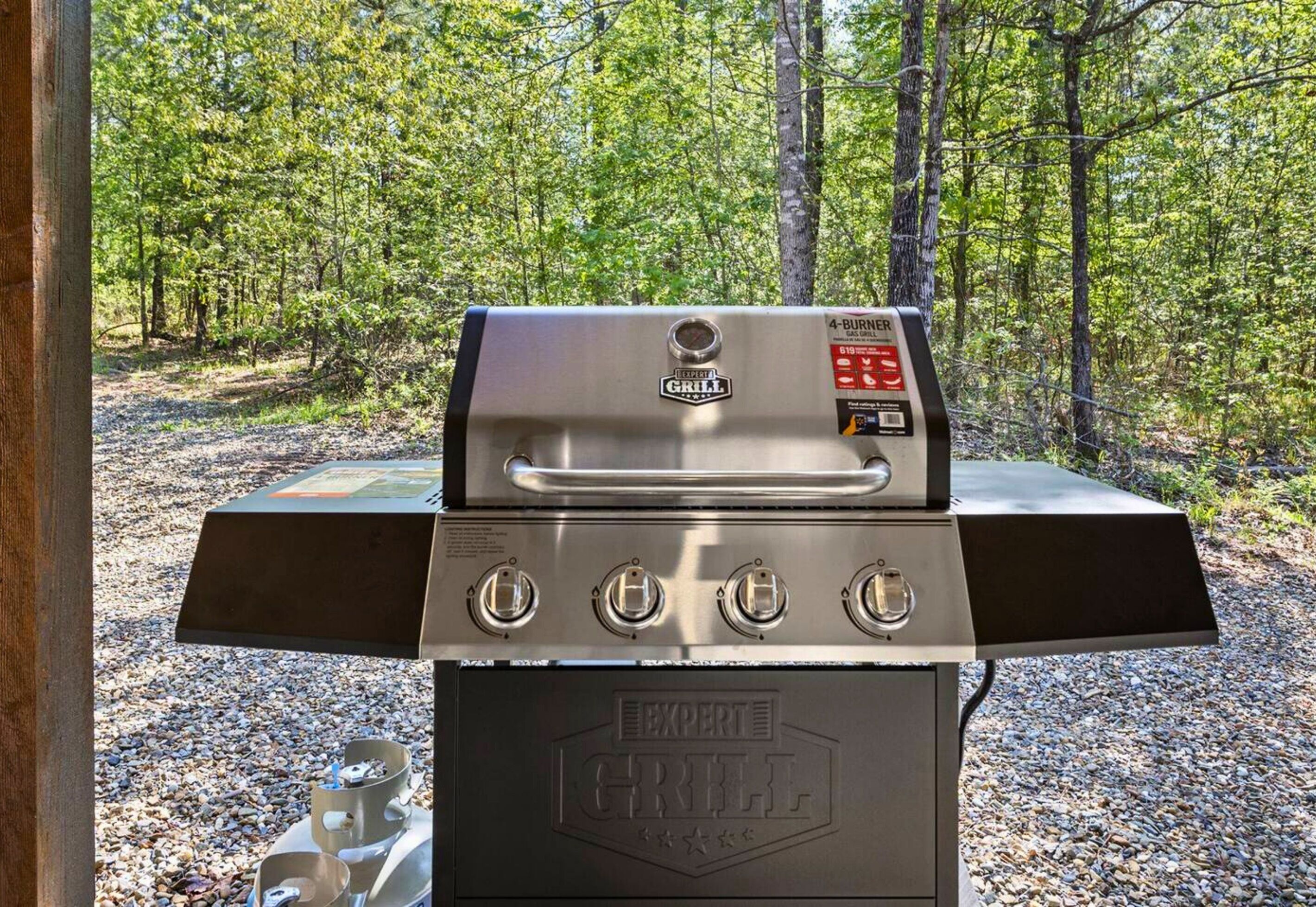 Ein Outdoor-Grill mit vier Brennern, einem digitalen Display und einer Edelstahl-Oberfläche.
