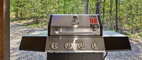 Ein Outdoor-Grill mit vier Brennern, einem digitalen Display und einer Edelstahl-Oberfläche.