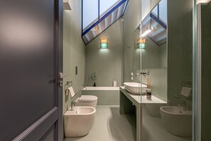 Shower, hair dryer, bidet, towels - Porta di Castro Design Apt by Wonderful Italy (Palermo)