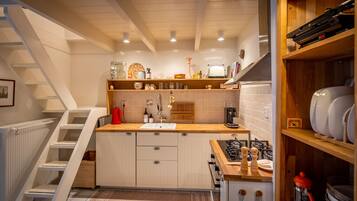 Frigorífico, horno, placa de cocina y cafetera o tetera