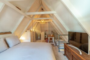 1 Schlafzimmer, Zimmersafe, Schreibtisch, Bügeleisen/Bügelbrett