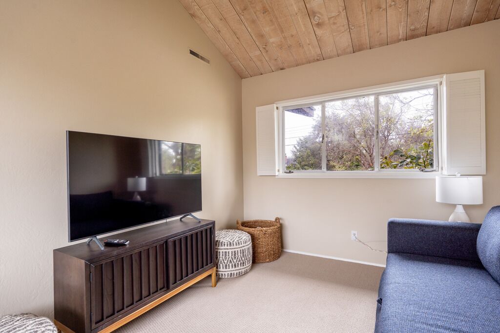 Sycamore Place - Carmel Home - Beach, Shops, Restaurants, Big Sur (plus pool table and hot tub!)