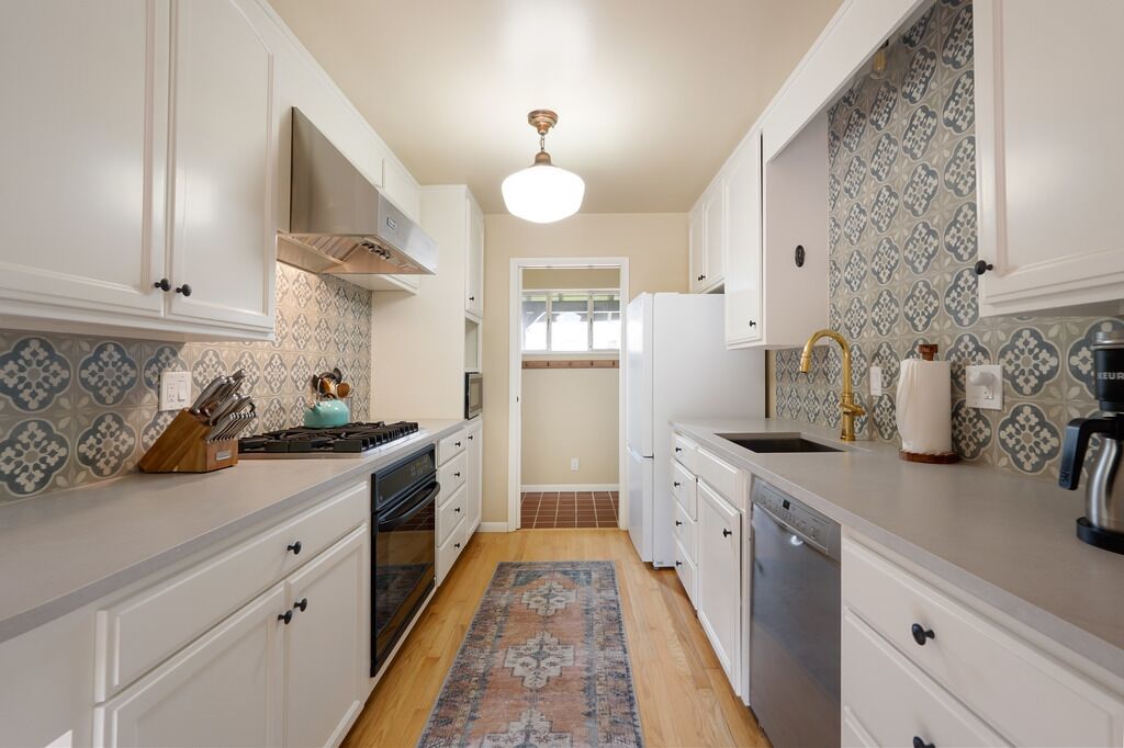 Sycamore Place - Carmel Home - Beach, Shops, Restaurants, Big Sur (plus pool table and hot tub!)