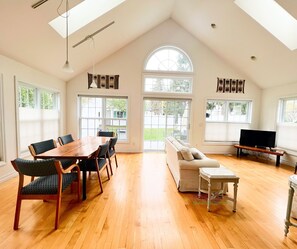 Smart TV, lettore DVD, libri, impianto stereo