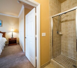 Bathtub, hair dryer, towels, soap - Vacation Fun Spot! Top Floor! Perfect for families and golfers! (Davenport)