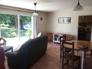 Smart TV, DVD player, books