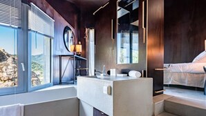 Une salle de bain moderne avec une grande fenêtre, un lavabo encastré et un miroir.
