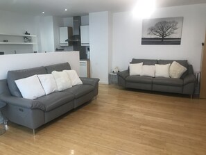 TV - Happy Stay in the centre of town.<br>Close to all amenities. (Liverpool)