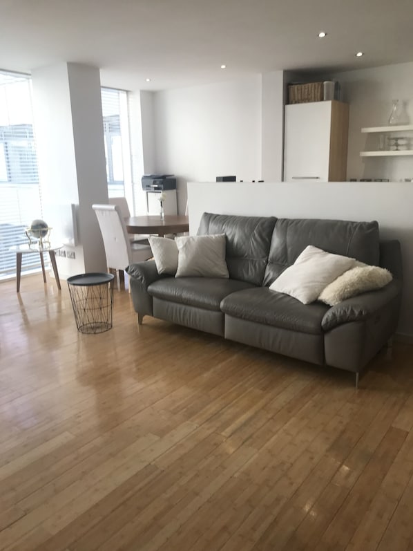 TV - Happy Stay in the centre of town.<br>Close to all amenities. (Liverpool)