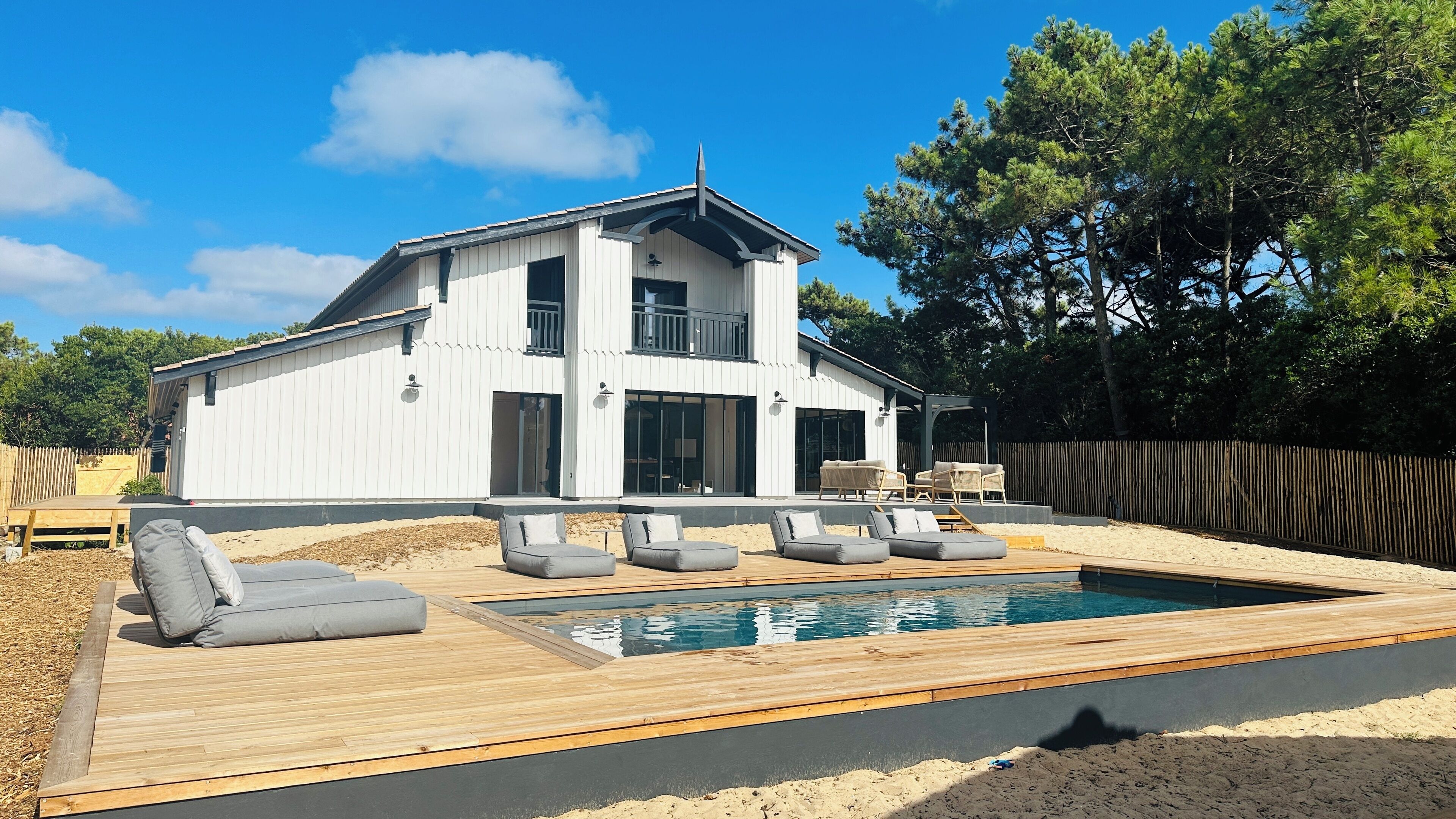 144 Ferret: cabin with 8 bedrooms, 8 shower rooms & swimming pool